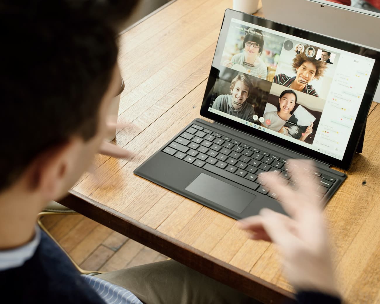 Una persona in videochiamata dal portatile